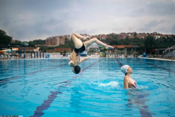 体育项目谜语:“两个裸男”意指何种运动?